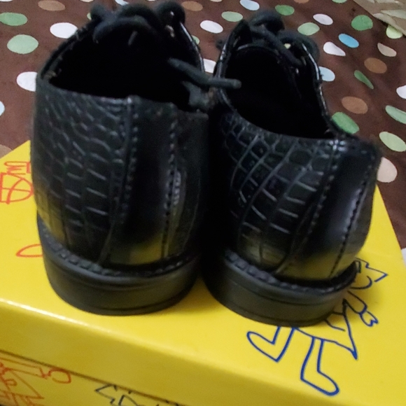 Shoes - Picture 5 of 8